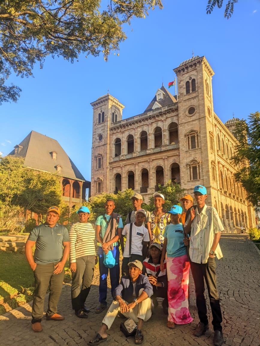 Photo de groupe sur l'allée pavée