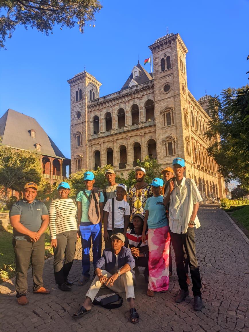 Le groupe au pied du palais de la Reine