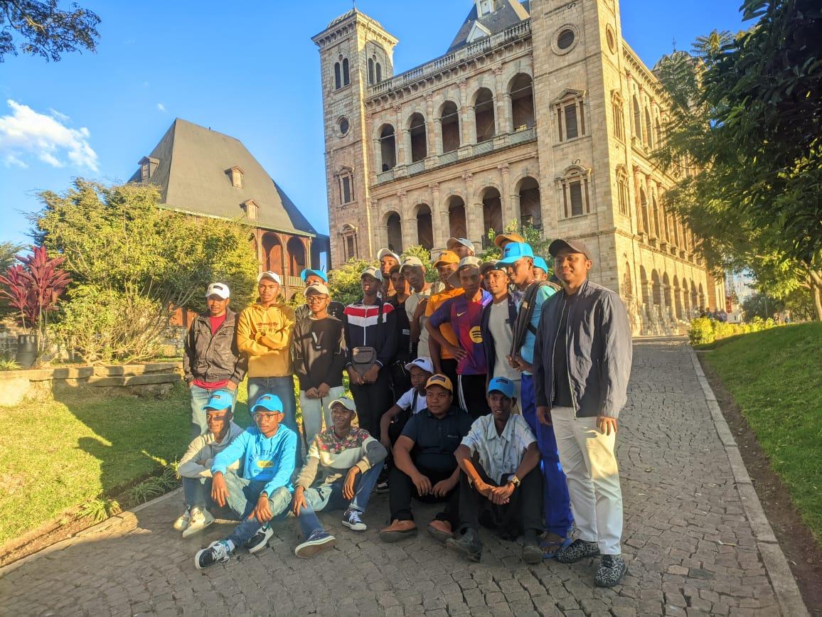 Les jeunes matheux devant le palais